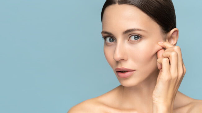 Woman,Without,Makeup,Touching,Cheeks,After,Glycolic,Acid,Peel,,Has redensificación de la piel